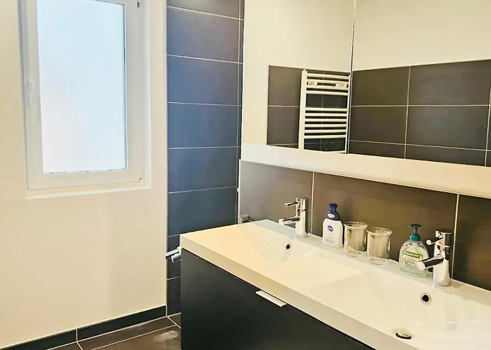 Convenient 2 Bedroom In Apartment