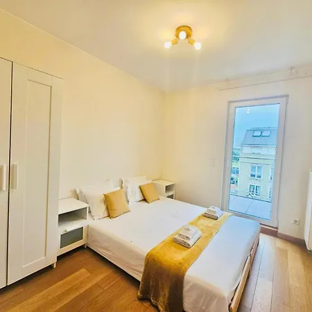 Apartment Convenient 2 Bedroom With Parking In