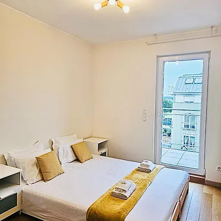 Convenient 2 Bedroom With Parking In