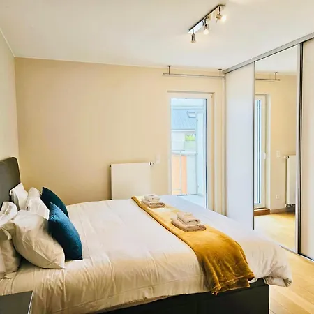 Convenient 2 Bedroom With Parking In Apartment