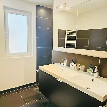 Convenient 2 Bedroom With Parking In Apartment