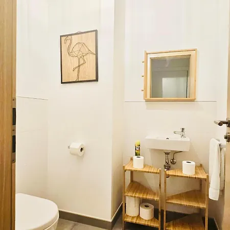 Apartment Convenient 2 Bedroom With Parking In